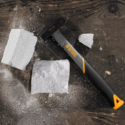 Молоток слесарный, 200 г Denzel, кованый, фибергласовая рукоятка c TPR покрытием 10482 купить в Кургане