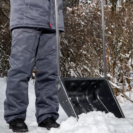 Движок для уборки снега пластиковый Сибртех, 570 х 470 х 1300 мм, стальная рукоятка, Россия, 615925 купить в Кургане