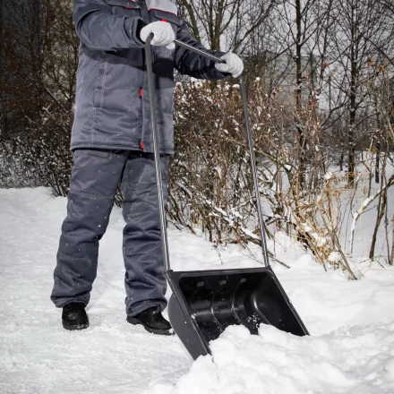 Движок для уборки снега пластиковый Сибртех, 570 х 470 х 1300 мм, стальная рукоятка, Россия, 615925 купить в Кургане