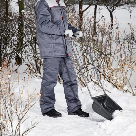 Движок для уборки снега пластиковый Сибртех, 570 х 470 х 1300 мм, стальная рукоятка, Россия, 615925 купить в Кургане