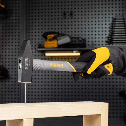 Молоток слесарный, 1000 г Denzel, кованый, фибергласовая рукоятка c TPR покрытием 10490 купить в Кургане