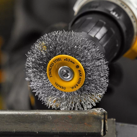 Щетка для дрели, 50 мм, Плоская, со шпилькой, нержавеющая витая проволока Denzel 744623 купить в Кургане
