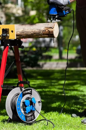 Удлинитель ЗУБР &quot;ПРОФИ&quot; на металл катушке, КГ 3х1,5кв мм, морозостойкий, 4 гнезда, IP44, макс мощность 3500Вт, 30м 55085-30 купить в Кургане