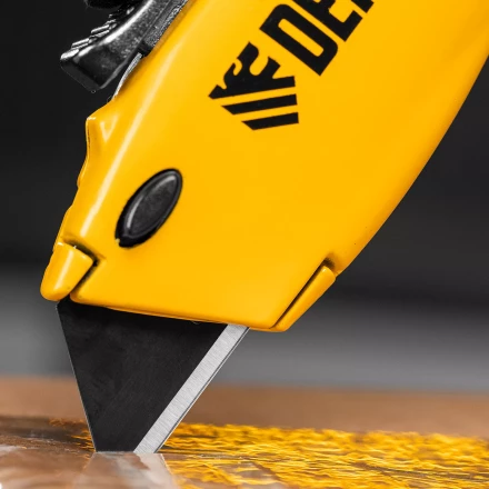 Нож Denzel, 19мм, сменное трапециевидное  лезвие, SK4, алюминиевый корпус, торцевой зажим купить в Кургане