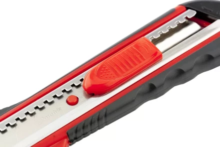 Нож 18мм, выдвижное лезвие, металлическая направляющая, эргономичная двухкомпонентная рукоятка MATRIX 78933 купить в Кургане