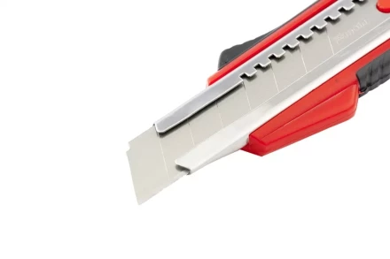 Нож 18мм, выдвижное лезвие, металлическая направляющая, эргономичная двухкомпонентная рукоятка MATRIX 78933 купить в Кургане