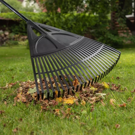 Грабли веерные пластиковые, 620 х 1750 мм, 27 плоских зубьев, алюминиевый черенок, Россия, Palisad 61806 купить в Кургане