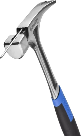 Молоток-гвоздодер ЗУБР "ПРОФЕССИОНАЛ" цельнокованый с магнитом и двухкомпонентной рукояткой, 580г 20258-580 купить в Кургане