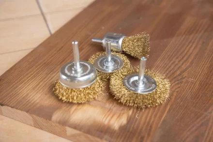 Кордщетка HAMMER кисть 25мм для дрели гофрированная латунированная сталь (207-210) купить в Кургане