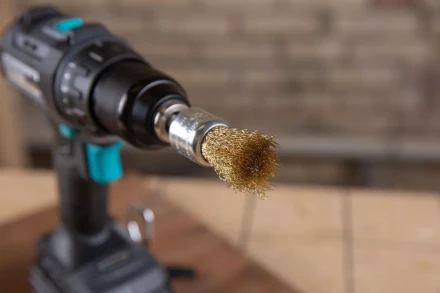 Кордщетка HAMMER кисть 25мм для дрели гофрированная латунированная сталь (207-210) купить в Кургане