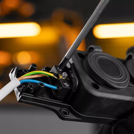 Шнур сетевой Denzel Energy Series, ПВС, 3 м, 3 x 1,5 мм, с неразборной вилкой, белый, 3 м, 37674 купить в Кургане