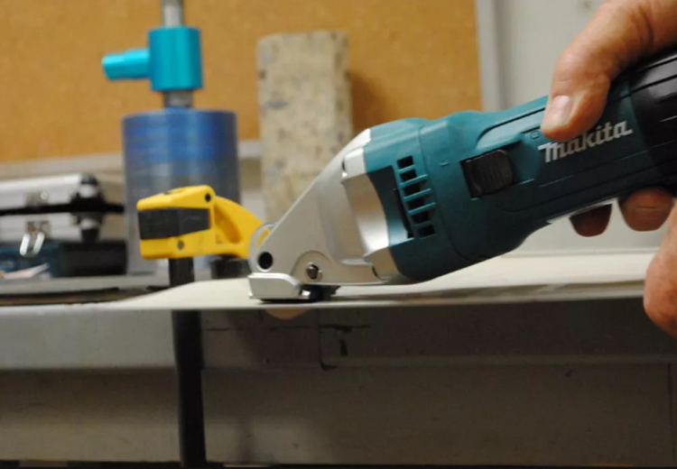 Шлицевые ножницы по металлу Makita JS1601 купить в Кургане