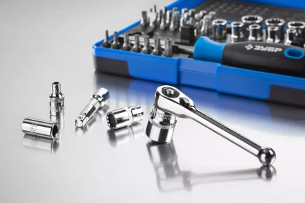 Набор ЗУБР &quot;ПРОФИ&quot;: Отвертка с двухкомп рукояткой, насадки и мини трещетка, 47 предм, пластиковый бокс 25283-H47 купить в Кургане