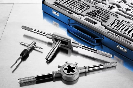 Набор метчиков и плашек ЗУБР &quot;ПРОФЕССИОНАЛ&quot;, сталь Р6М5, 65 предметов 28110-H65 купить в Кургане