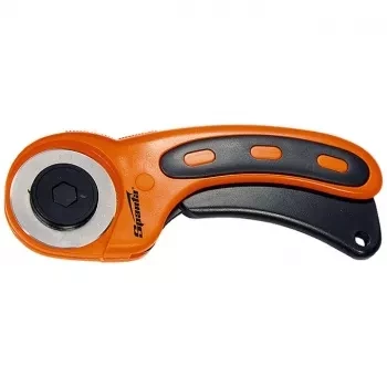 Нож, 45 мм, вращающееся лезвие-ролик диаметром, пластмассовая ручка пистолетного типа  SPARTA 789905 купить в Кургане