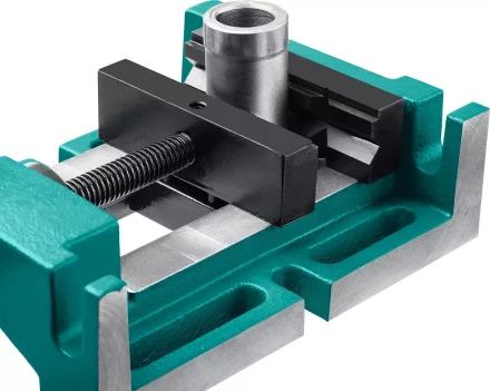 Тиски KRAFTOOL станочные трехсторонние 32716-100 купить в Кургане