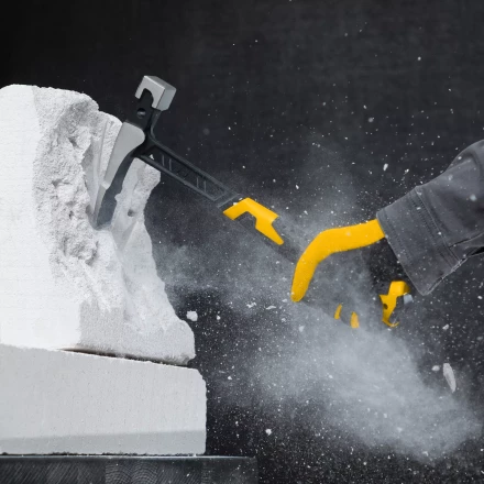 Молоток каменщика Denzel 10633, 680 г, цельнокованый, двухкомпонентная обрезиненная рукоятка купить в Кургане