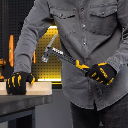 Молоток строительный 450 г, цельнокованый,боек с магнитом, двухкомп. обрезин. рук-ка Denzel 10468 купить в Кургане