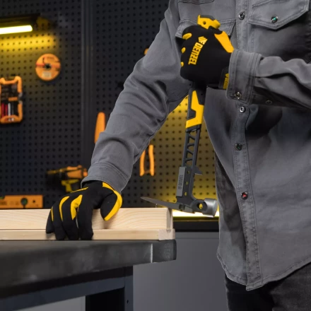 Молоток строительный 450 г, цельнокованый,боек с магнитом, двухкомп. обрезин. рук-ка Denzel 10468 купить в Кургане