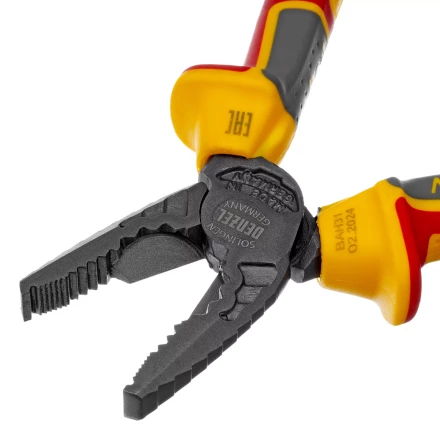 Плоскогубцы комбинированные Denzel 17085, диэлектрические трехкомпонентные рукоятки до 1000 В, 165 мм купить в Кургане