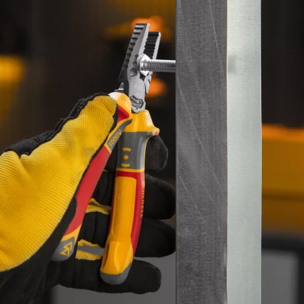 Плоскогубцы комбинированные Denzel 17085, диэлектрические трехкомпонентные рукоятки до 1000 В, 165 мм купить в Кургане