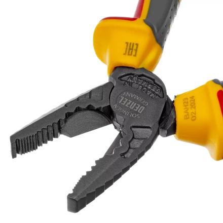 Плоскогубцы комбинированные Denzel 17086, диэлектрические трехкомпонентные рукоятки до 1000 В, 180 мм купить в Кургане