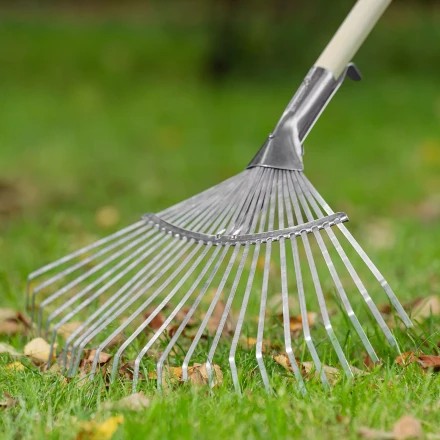 Грабли веерные стальные Palisad, 300 - 480 мм, 22 плоских зуба, оцинкованные,раздвижные, без черенка, 617675 купить в Кургане