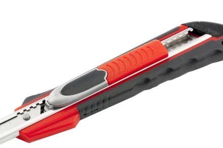 Нож 9мм, выдвижное лезвие, металлическая направляющая, двойная фиксация, эргономичная двухкомпонентная рукоятка MATRIX QUIK BLADE 78934 купить в Кургане