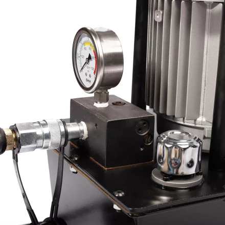 Насосная гидравлическая станция КВТ ПМЭ-7100 объем маслобака 10.0 л (230 В/50 Гц) (91798) купить в Кургане