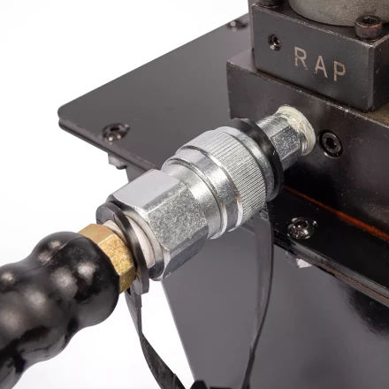 Насосная гидравлическая станция КВТ ПМЭ-7100У объем маслобака 10.0 л с удержанием (230 В/50 Гц) (91799) купить в Кургане