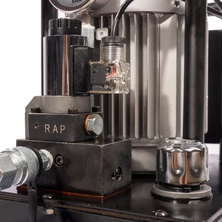 Насосная гидравлическая станция КВТ ПМЭ-7100У объем маслобака 10.0 л с удержанием (230 В/50 Гц) (91799) купить в Кургане