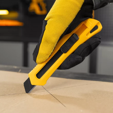 Нож Denzel, 18 мм, сменное лезвие, SK4, облегченный корпус, нажимной фиксатор, 78941 купить в Кургане