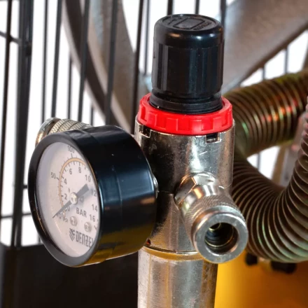 Компрессор воздушный, ременный привод BCI5500-T/200, 5.5 кВт, 200 литров, 850 л/мин Denzel 58128 купить в Кургане