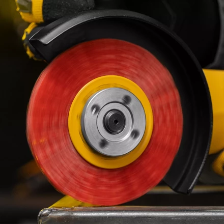 Щетка для УШМ, 100 мм, плоская, нейлоновая щетина, посадка 22,2 мм Denzel 74437 купить в Кургане