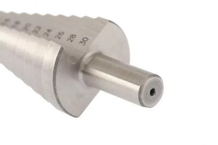 Сверло ступенчатое 6-8-10-12-14-16-18-20-22-24-26-28-30 мм Р6М5 трехгранный хвостовик Барс 72362 купить в Кургане